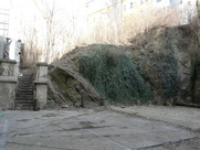 Skalnaty ostroh nedaleko staromestskeho popraviste byl doslova a do pismene amfiteatrem pro zvedavce._._.JPG